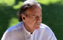Julio Iglesias anuncia que Netflix hará su bioserie
