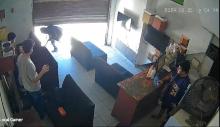 Tres menores de edad que estaban al frente del negocio fueron despojados de sus celulares