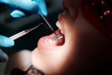Persona en consulta dental