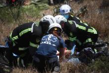El conductor del vehículo perdió el control y se precipitó hacia un desnivel en un terreno particular para finalmente volcarse.