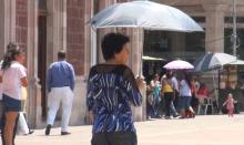 Señora cubriéndose del sol