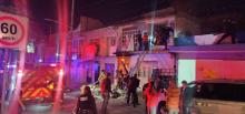 ¡Héroes!, policías y bomberos rescatan a 4 personas de un incendio 