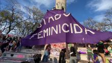 Manifestantes en exedra