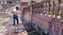 Inician retiro de pintas en la Exedra con agua a presión