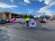 Familia y amigos de la perrita “Lola” se plantan afuera de la Fiscalía para exigir justicia 