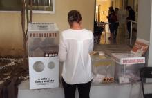 Persona votando