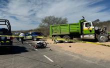 Fue embestido por un camión de volteo que invadió el carril por donde se desplazaba el conductor de la moto