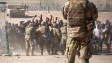 Migrantes “tumban” una cerca fronteriza en El Paso, Texas