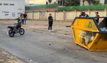El impactó fue a tal velocidad, que incluso el contenedor se movió de su posición original 