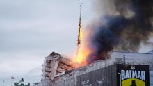 Incendio arrasa histórica bolsa de valores en Copenhague 