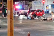 Motociclista se impacta contra patrulla que se pasó el semáforo en rojo