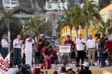 Sheinbaum cae mientras baila