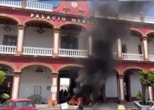 Pobladores le prenden fuego al Palacio Municipal de Otumba, Edoméx
