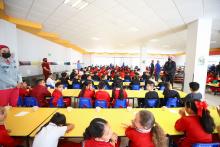 Niños en comedor escolar 
