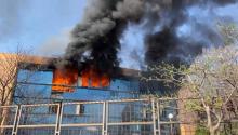 Normalistas de Ayotzinapa incendian vehículos en Palacio de Gobierno de Guerrero