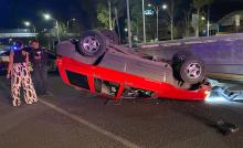 Impactó su camioneta contra la división y sufrió una aparatosa volcadura