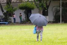 Persona cubriéndose del sol