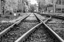 Madre pierde la vida al salvar a su hijo de ser arrollado por un tren, en Coatzacoalcos