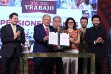 Firma López Obrador decreto para la creación del Fondo de Pensiones del Bienestar