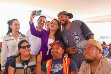 Tere Jiménez y trabajadores de la construcción 