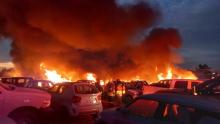 Una cámara de seguridad captó el momento en el que un sujeto le prendió fuego a pasto seco y éste se extendió