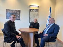 En contra de la gestión bélica en la región contra Hamás. Un par de ellos muy bien afiliados con Netanyahu en el pasado.