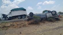 La camioneta quedó fuera de la carretera con las llantas hacia el cielo