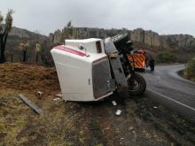 La pesada unidad era desplazada a exceso de velocidad a pesar de que la carretera estaba mojada por la lluvia