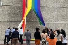 Sindicalistas destruyen bandera de la comunidad LGBTI+ en la sede del Infonavit