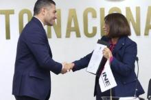 Omar García Harfuch recibe constancia como senador