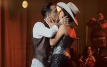 Ángela Aguilar y Christian Nodal se besan por primera vez en público