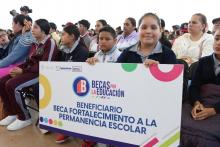 Niña beneficiaria de beca 