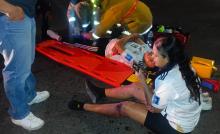 Tras el brutal choque, la moto en la que viajaba la pareja ardió en llamas