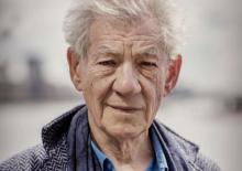 Hospitalizan a Ian McKellen tras caer del escenario durante una función de teatro