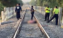 Fue localizado por trabajadores de Ferromex y hasta el momento no ha sido identificado