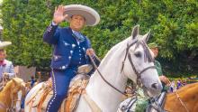 Diego Sinhue, gobernador de Guanajuato, se rompe dos costillas al caer de su caballo