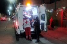 Atacan a balazos a un hombre afuera de su domicilio