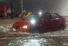 Coche varado en la corriente de agua.