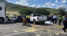 La camioneta en la que viajaban se estrelló contra un remolque tipo plataforma que estaba en el acotamiento