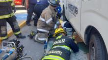 Personal de Bomberos tuvieron que rescatar a la víctima de 69 años que fue trasladada a un hospital