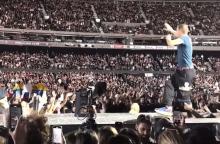 Chris Martin de Coldplay sufre fuerte caída en pleno concierto