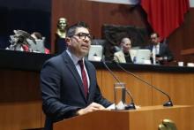 “Si se gana buen dinero, está bien ir al table dance”, afirma senador morenista.