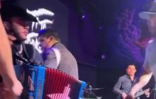El cantante Tito Torbellino Jr. fue atacado a golpes en pleno concierto