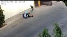 Mientras uno de ellos lo tiene en el piso, el otro lo golpea con un palo en diferentes partes del cuerpo