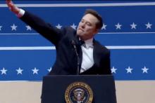 Elon Musk desata polémica por gesto similar al saludo nazi.