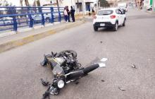 Por flojera realizó una vuelta prohibida y con ello le cerró el paso al conductor de la moto
