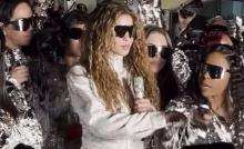 Critican a Shakira por comportamiento con una bailarina durante concierto