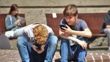 Niños con celulares