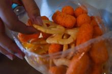 Prohibición de comida chatarra en escuelas ayudaría a reducir su consumo en niños: psicólogo
