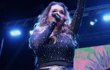 Alicia Villarreal llora la muerte de su papá durante concierto 